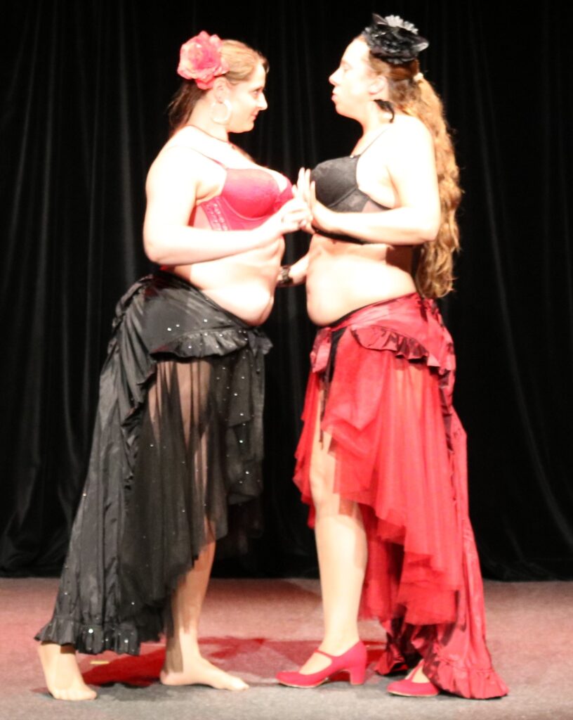 Burlesque von Bauchtänzerinnen Yvesque und Black Swan