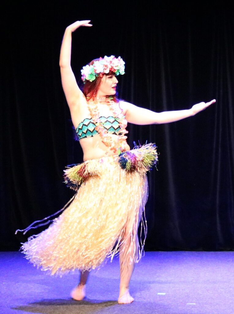 Bauchtänzerin Nasrin Al Shahar im tahitianischen Tanz (Tahiti Ori)