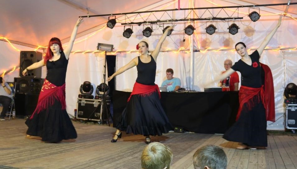 Bauchtänzerinnen der Gruppe Orient meets Okzident im Flamenco