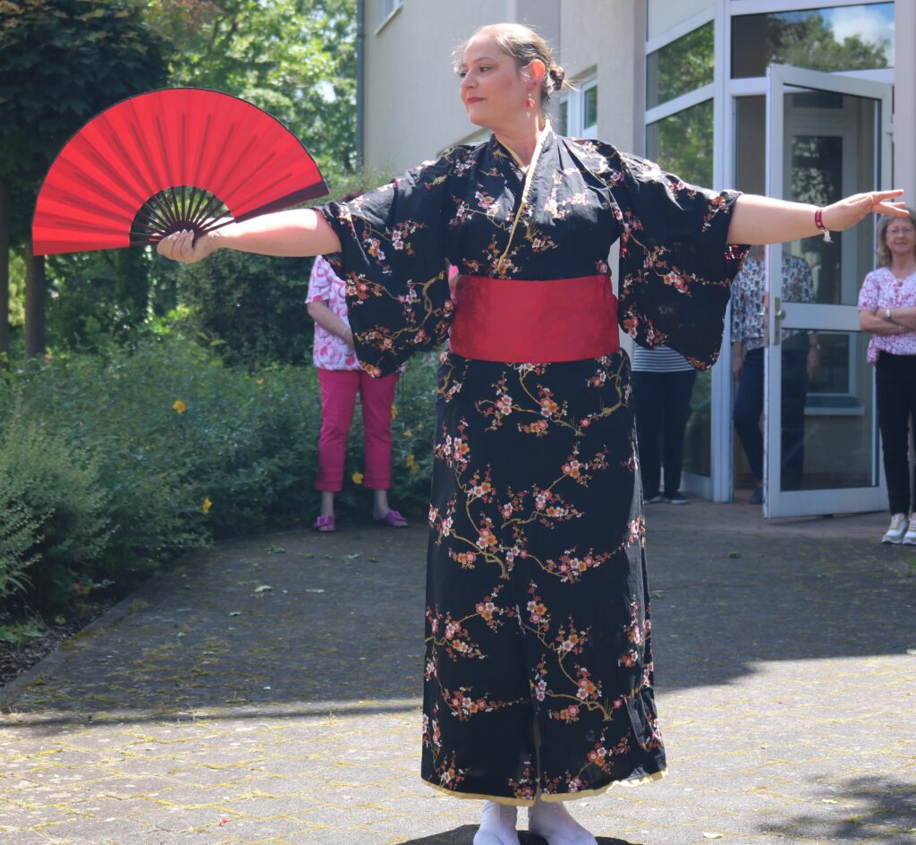 Bauchtänzerin Yvesque im japanischen Tanz