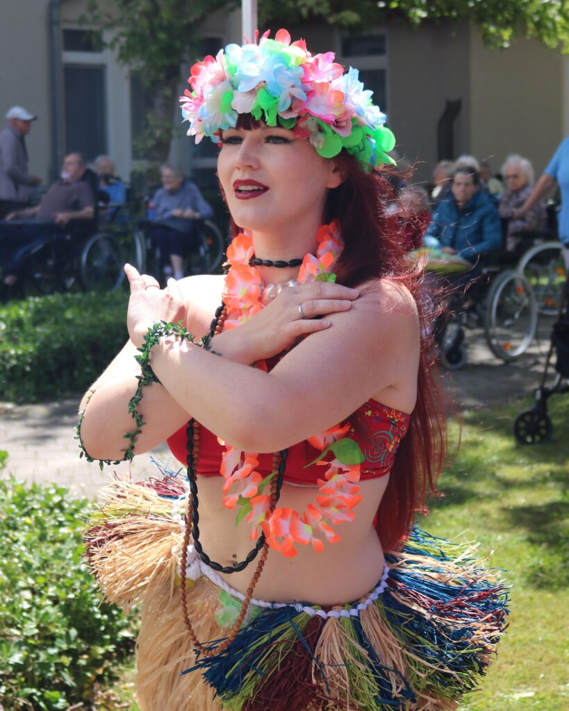 Bauchtänzerin Nasrin Al Shahar im tahitianischen Tanz (Tahiti Ori)