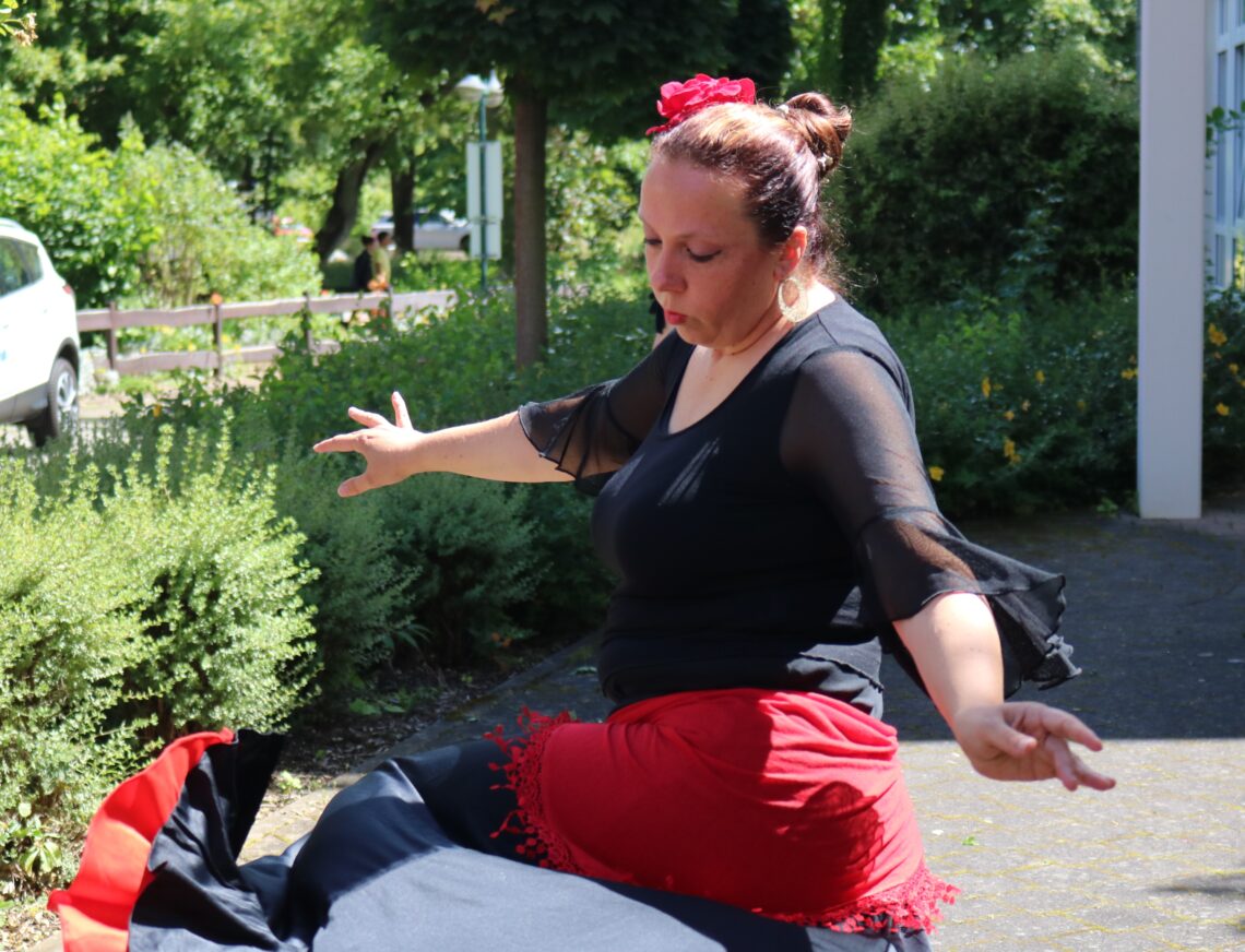 Flamenco Tänzerin Kyra der Bauchtanzgruppe Orient meets Okzident im schwarz rotem Outfit