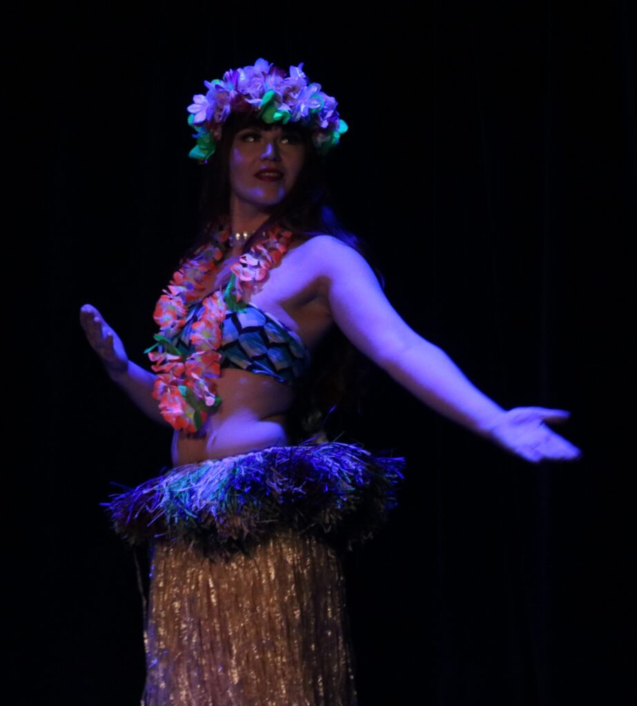 Bauchtänzerin Nasrin Al Shahar im tahitianischen Tanz (Tahiti Ori)