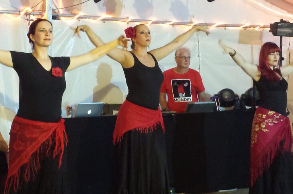 Bauchtänzerinnen der Gruppe Orient meets Okzident im Flamenco